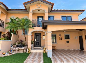 Casa · 334m² · 5 Recámaras · 2 Estacionamientos · PH Versalles I 1458rc