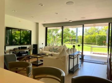 Casa de 4 habitaciones, San Carlos · Vendo Casa en Planta Baja con Jardín en Punta Caelo