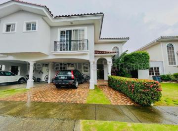 Casa de 3 habitaciones, Panamá · Casa en Alquiler en Costa del Este. 27 - 2835.