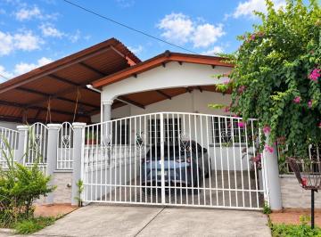 Casa · 140m² · 4 Recámaras · 2 Estacionamientos · Venta de Casa en Brisas del Golf