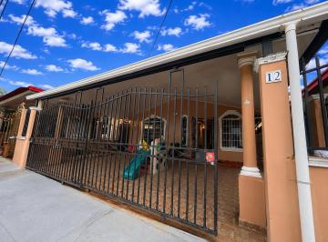 Casa · 250m² · 4 Recámaras · 2 Estacionamientos · Venta de Casa en Villa Lucre