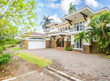Casa · 460m² · 4 Recámaras · 7 Estacionamientos · Villa en Venta en Tucán Country Club - Panamá