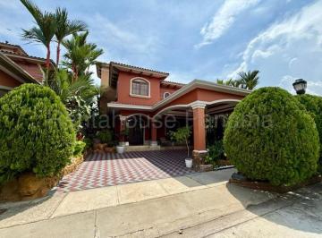 Casa de 4 habitaciones, Panamá · Venta: Casa Amoblada en Alquiler con Opcion a Compra en PH El Doral