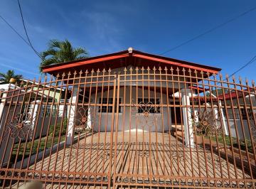 Casa · 150m² · 3 Recámaras · 2 Estacionamientos · Alquiler de Casa en Brisas del Golf