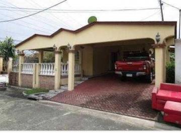 Casa · 185m² · 4 Recámaras · 2 Estacionamientos · Venta de Casa en Brisas del Golf en Circuito Cerrado