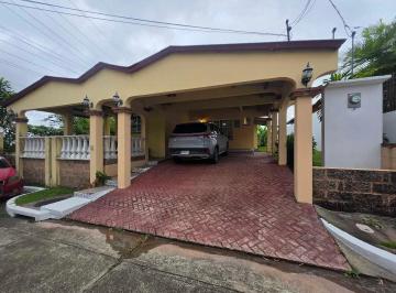 Casa · 185m² · 4 Recámaras · 2 Estacionamientos · Venta de Casa en Brisas del Golf en Circuito Cerrado