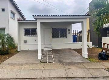 Casa · 120m² · 3 Recámaras · 2 Estacionamientos · Alquilo Casa en La Chorrera PH Valle Bonito