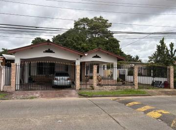 Casa · 380m² · 4 Recámaras · 2 Estacionamientos · Alquiler de Casa en Cerro Viento