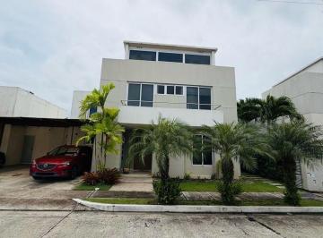 Casa · 315m² · 4 Recámaras · 2 Estacionamientos · Alquiler de Casa en Villa Sur