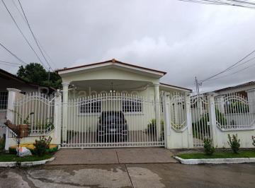 Casa de 3 habitaciones, San Miguelito · Vendo Casa con Piscina en Brisas del Golf. 367 m² Mrm