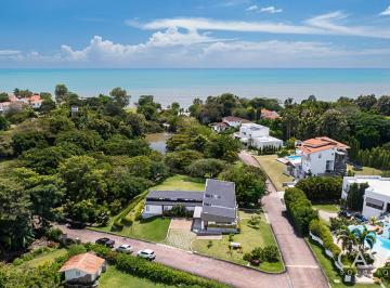 Casa de 4 habitaciones, San Carlos · Villa con Piscina en Venta en Punta Barco Village