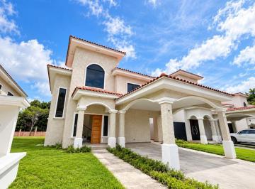 Casa de 3 habitaciones, Panamá · Venta de Casa en Clayton, Residencial Clayton Forest, 352 m² de Construcción y 528 m² de Terreno