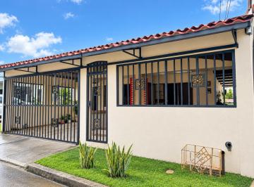 Casa · 110m² · 2 Estacionamientos · Venta de Casa en Cerro Viento