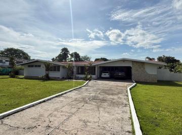 Casa de 4 habitaciones, David · Casa en Venta en Las Perlas, David: 4 Recámaras, 4 Baños y Amplio Terreno