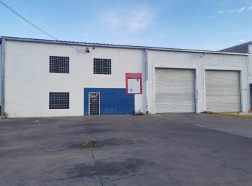 Bodega comercial · 900m² · 5 Recámaras · 10 Estacionamientos · Bodega Sobre Av de Las Industrias en Renta