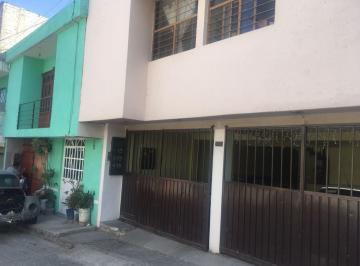 Es un departamento que cuenta con estancia de sala-comedor, dos recamaras, baño  · Rento Departamento, Dos Recamaras.