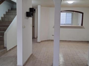 Casa de 3 habitaciones, Guadalupe · Casa en Renta. Amplios Espacios. Iluminada. Céntrica Ubicación.