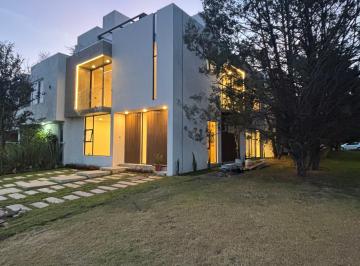 Casa en condominio de 4 habitaciones, Pachuca · Casa. Contemporánea en Esquina Junto Área Verde