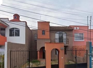 Fachada 2 Estacionamientos · Casa en Excelente Ubicación