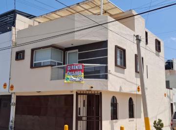 Casa · 240m² · 5 Recámaras · 2 Estacionamientos - Blanca Cerda · Casa Grande en Renta