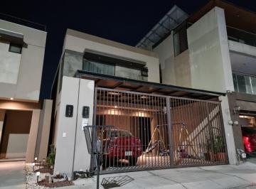 Casa de 3 habitaciones, Apodaca · Casa de 2 Pisos Fracc con Alberca Oportunidad!