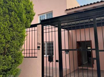 FACHADA PRINCIPAL · Casa de 2 Plantas en Privada