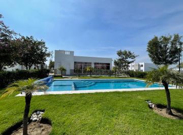 ALBERCA COMPARTIDA · Hermosa Casa en Renta en Fraccionamiento con Control de Acceso.