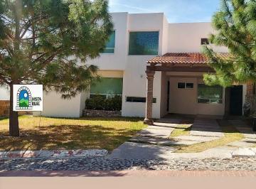 Casa en Renta de 3 habitaciones Vista Real y Country Club · Rento Casa Amplio Jardín