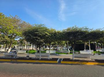 Local comercial , Tecomán · Amplio Local Frente Al Jardín Principal de Tecomán