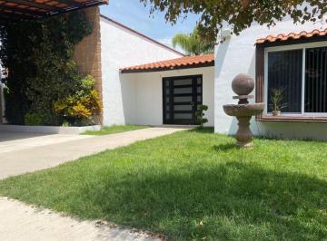 HERMOSA Y AMPLIA CASA CON ALBERCA · Hermosa Casa con Alberca y Amplio Jardin