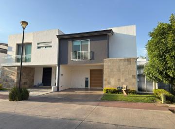 Casa de 3 habitaciones, Zapopan · Hermosa Casa en Venta. en Fraccionamiento Solares!
