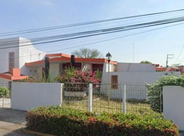 Casa de 5 habitaciones, Comalcalco · Casa en Esquina Bodegas y Jardin Excelente Ubicación Comalcalco
