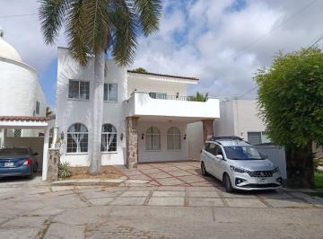 Fachada principal y cocheras · Casa Dentro de Fraccionamiento Privado en Gaviotas