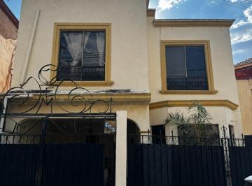 Casa de 4 habitaciones, Aguascalientes · Amplia Casa de 4 Recamaras y 3 Baños a Una Cuadra de Segundo Anillo en Bulevares