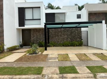 Casa de 3 habitaciones, Villahermosa · Casa con Alberca y Amueblada en Renta