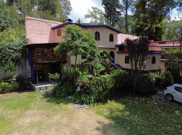 Ubicada en fraccionamiento en zona norte, a solo 15 minutos de Cuernavaca y 40 m · Casa Amplia de 2 Niveles con Terraza + Bungalows y Excelente Ubicación