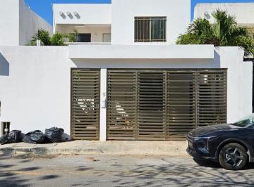 Casa de 4 habitaciones, Mérida · En Venta: Residencia Amplia Fraccionamiento Las Américas — Frente a Parque