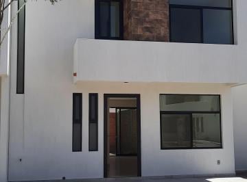 Casa de 3 habitaciones, Villa de Pozos · Casa en Privada Montena, 3 Recamaras, Cocina y Closets, Alberca Techada, Gimnasi