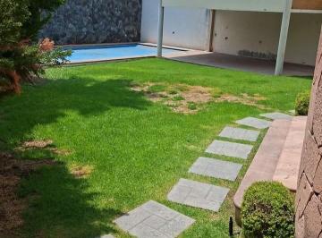 Vista parcial de jardin y alberca · Hermosa Residencia con Alberca en Villantigua