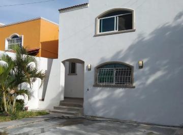Casa de 3 habitaciones, Campeche · Venta Amplia Casa con Piscina en Campeche