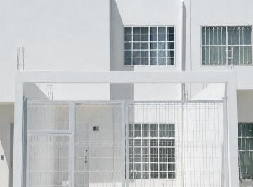 Casa de 2 habitaciones, Cancún · Casa Remodelada en Huayacán | Bardas Altas, Portón y Doble Acceso