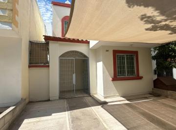 Casa de 2 habitaciones, Culiacán · Casa en Renta de 2 Plantas con Cochera y Patio