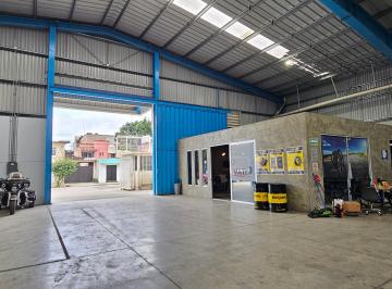 Cuenta con 4 medios baños, áreas de oficina con recepción y oficina , cuarto par · Bodega Techada Bien Terminada