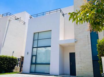 Casa de 3 habitaciones, Calimaya · En Renta. Sala Doble Altura