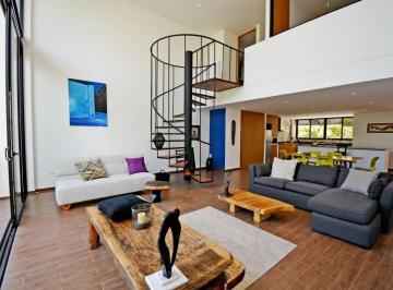 Sala con vista a vegetación · Departamento Loft Amueblado 2 Recámaras | 190 m² | 2 Cuadras del Mar