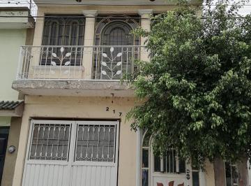 Casa de 3 habitaciones, Irapuato · Renta de Amplia Casa con Jardin