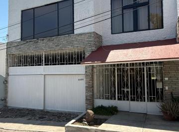 Casa de 4 habitaciones, Irapuato · Casa Amplia en Renta Entraqndo a Villas de Irapuato