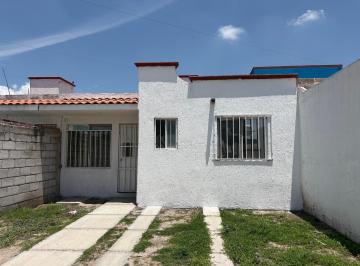 Casa de 3 habitaciones, Pedro Escobedo · Casa Amplia con Jardin
