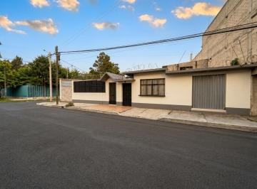 Casa de 6 habitaciones, Tláhuac · Casa Grande en Esquina en Venta. Excelente Ubicación, en Ampliacion Santa Catari