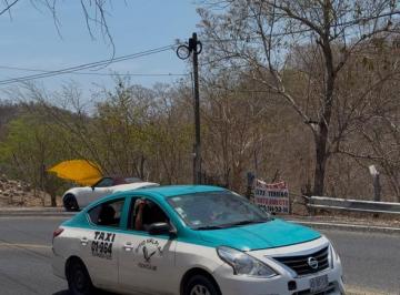 Terreno comercial de 1 habitación, San Pedro Pochutla · Terreno Sobre Carretera en Curva